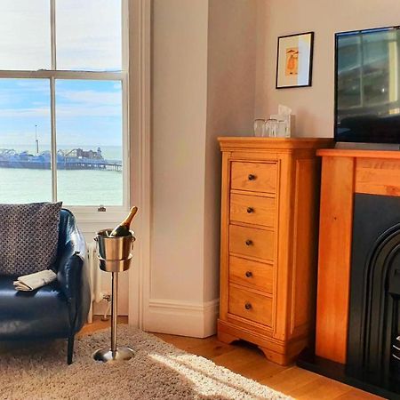 어 룸 위드 어 뷰 호텔 브라이턴 외부 사진 The view from the living room