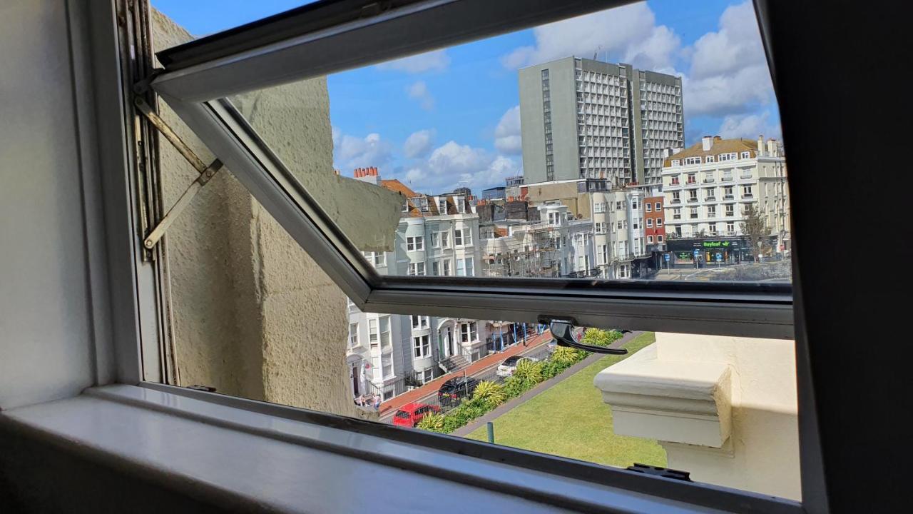 어 룸 위드 어 뷰 호텔 브라이턴 외부 사진 A window in Brussels