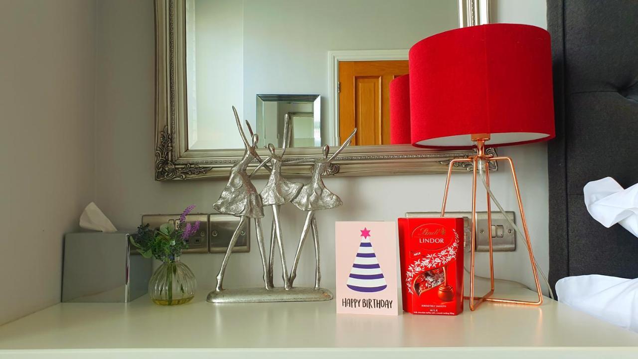어 룸 위드 어 뷰 호텔 브라이턴 외부 사진 A Lindt Christmas tree