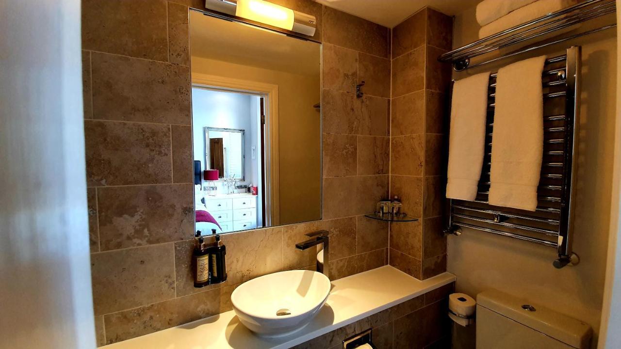 어 룸 위드 어 뷰 호텔 브라이턴 외부 사진 Bathroom mirror
