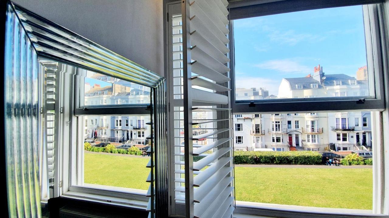 어 룸 위드 어 뷰 호텔 브라이턴 외부 사진 A window with louvres