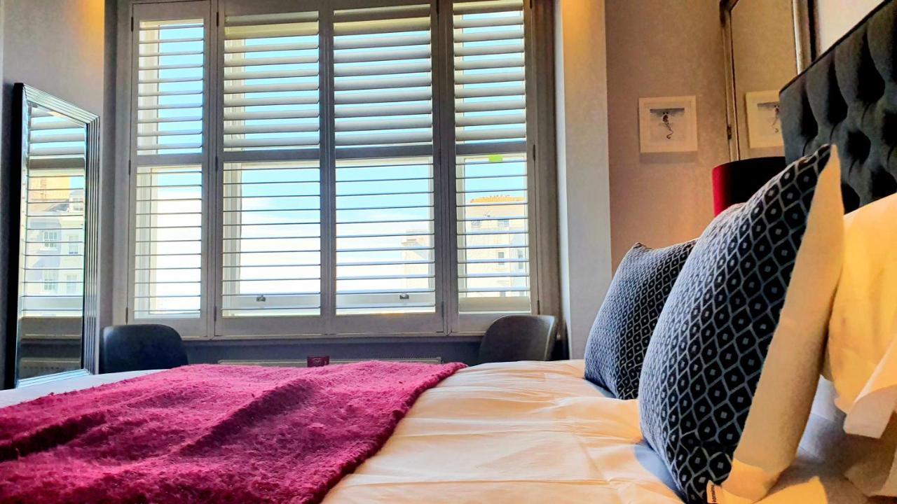 어 룸 위드 어 뷰 호텔 브라이턴 외부 사진 A bedroom at the hotel