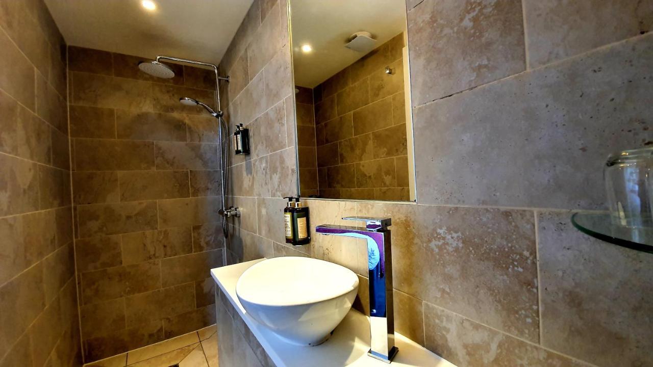어 룸 위드 어 뷰 호텔 브라이턴 외부 사진 Bathroom