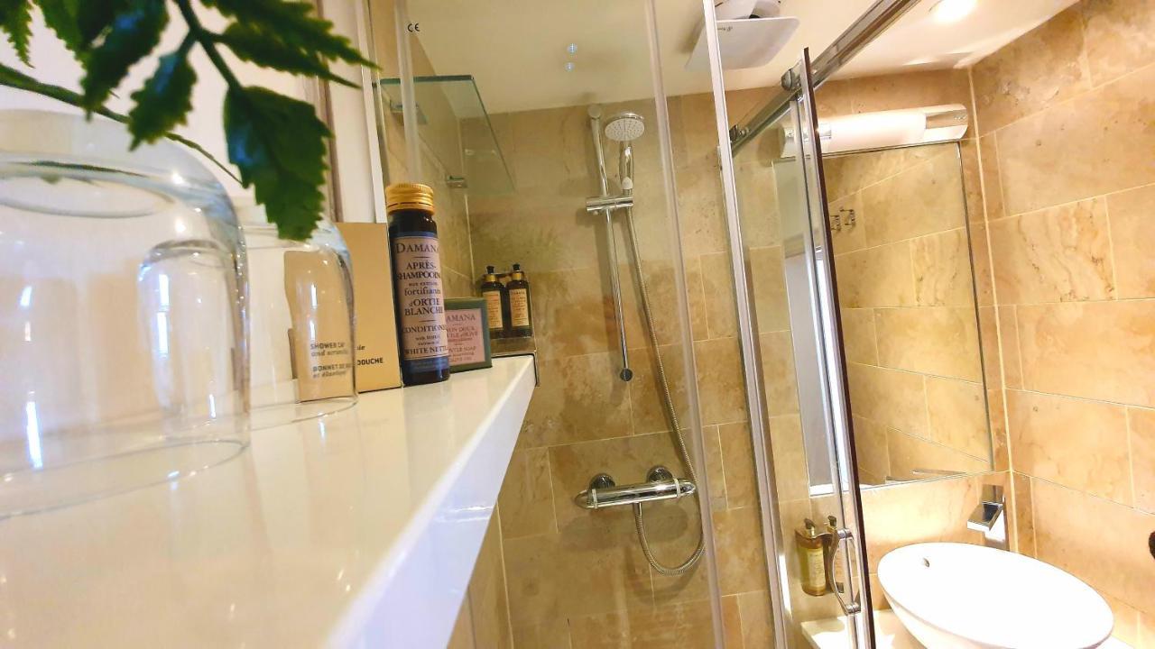 어 룸 위드 어 뷰 호텔 브라이턴 외부 사진 A shower with a sliding door
