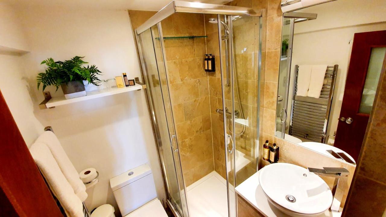 어 룸 위드 어 뷰 호텔 브라이턴 외부 사진 A shower cubicle