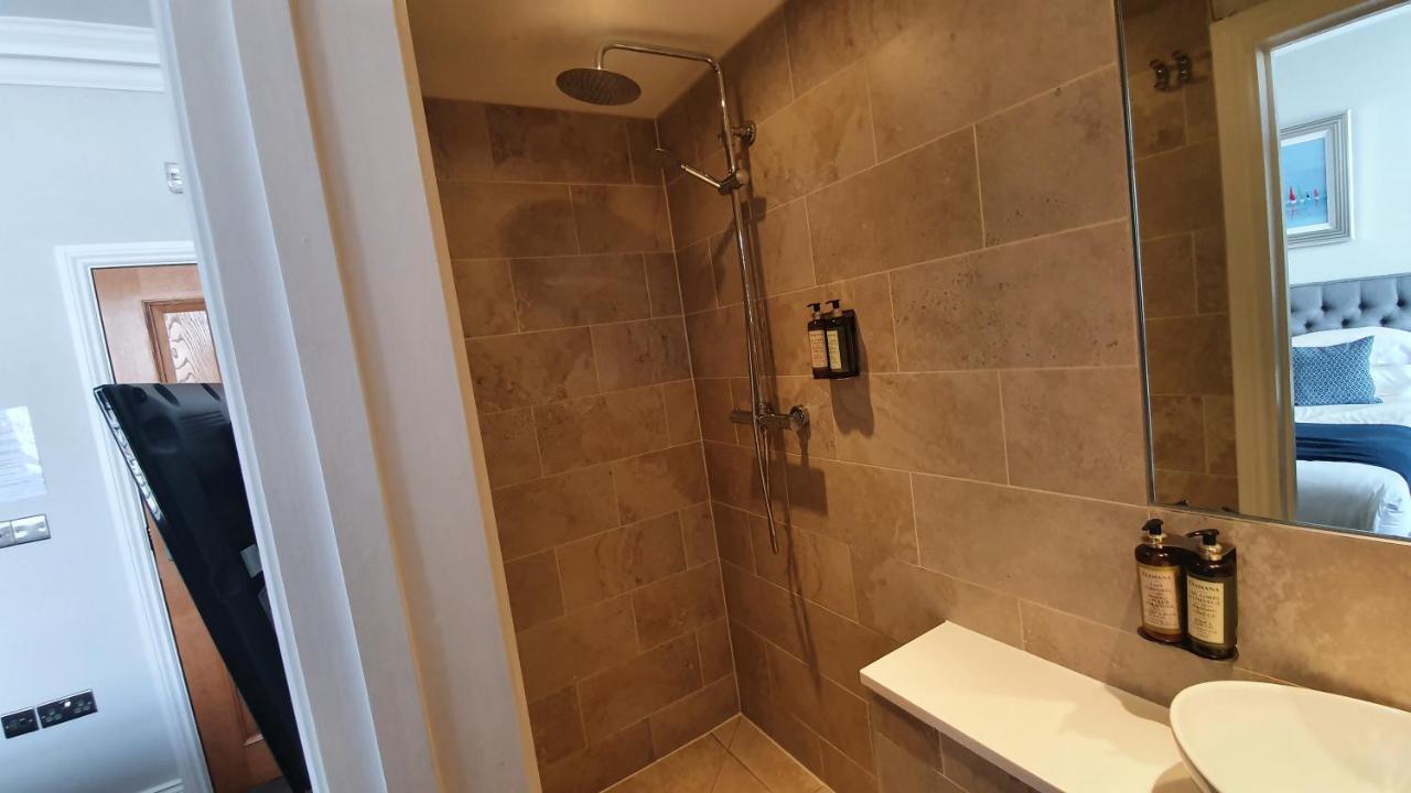 어 룸 위드 어 뷰 호텔 브라이턴 외부 사진 A shower cubicle