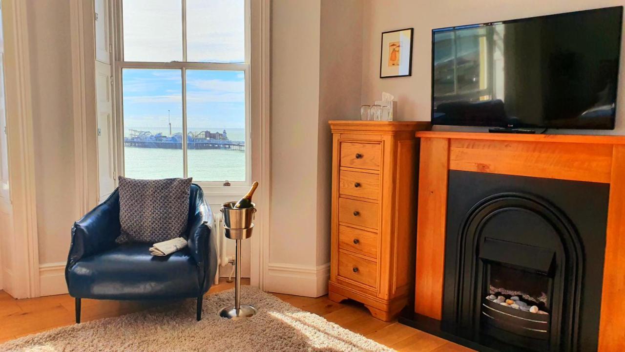 어 룸 위드 어 뷰 호텔 브라이턴 외부 사진 The view from the living room