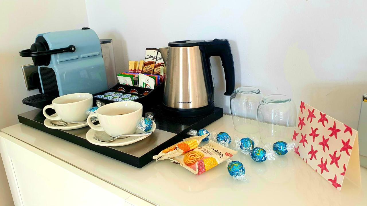 어 룸 위드 어 뷰 호텔 브라이턴 외부 사진 A kettle in a hotel room