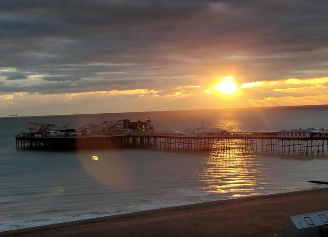 어 룸 위드 어 뷰 호텔 브라이턴 객실 사진 The pier at sunset