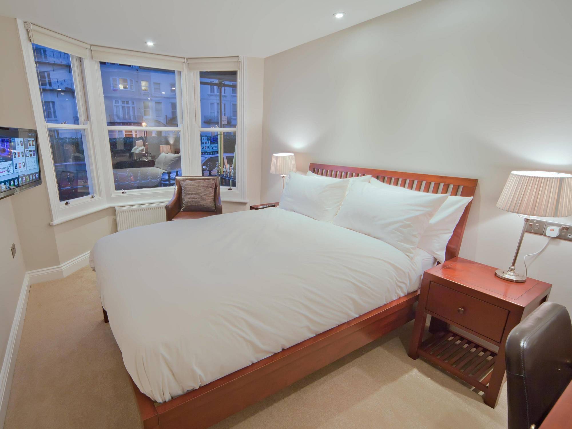 어 룸 위드 어 뷰 호텔 브라이턴 외부 사진 A bedroom in a serviced apartment in London