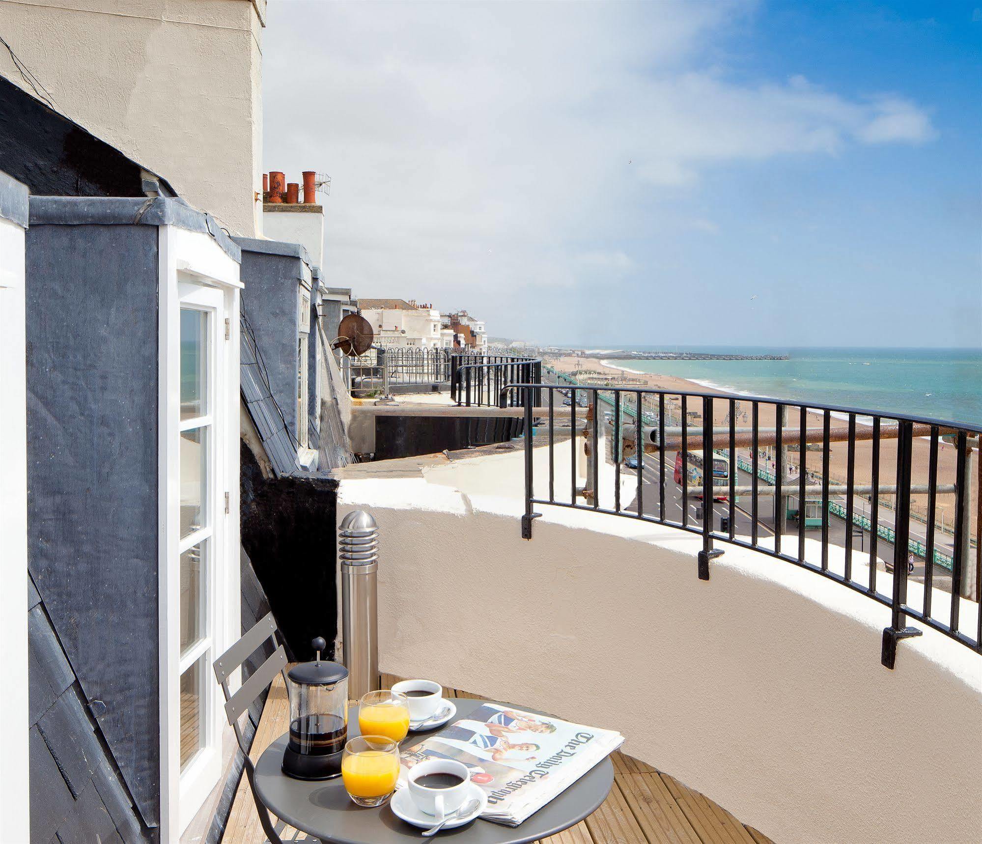 어 룸 위드 어 뷰 호텔 브라이턴 외부 사진 The balcony of a suite at the hotel