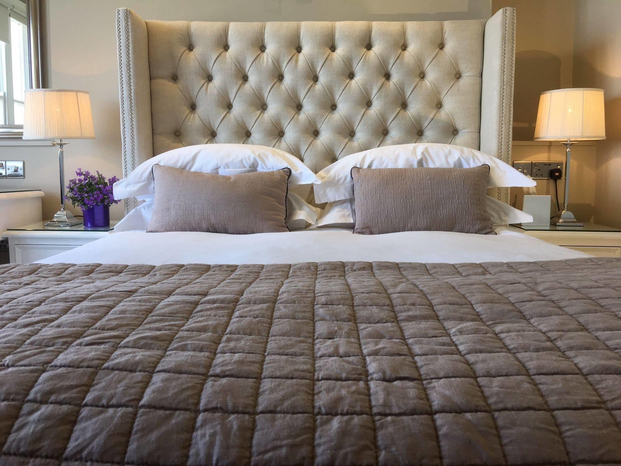 어 룸 위드 어 뷰 호텔 브라이턴 외부 사진 A bed with a tufted headboard