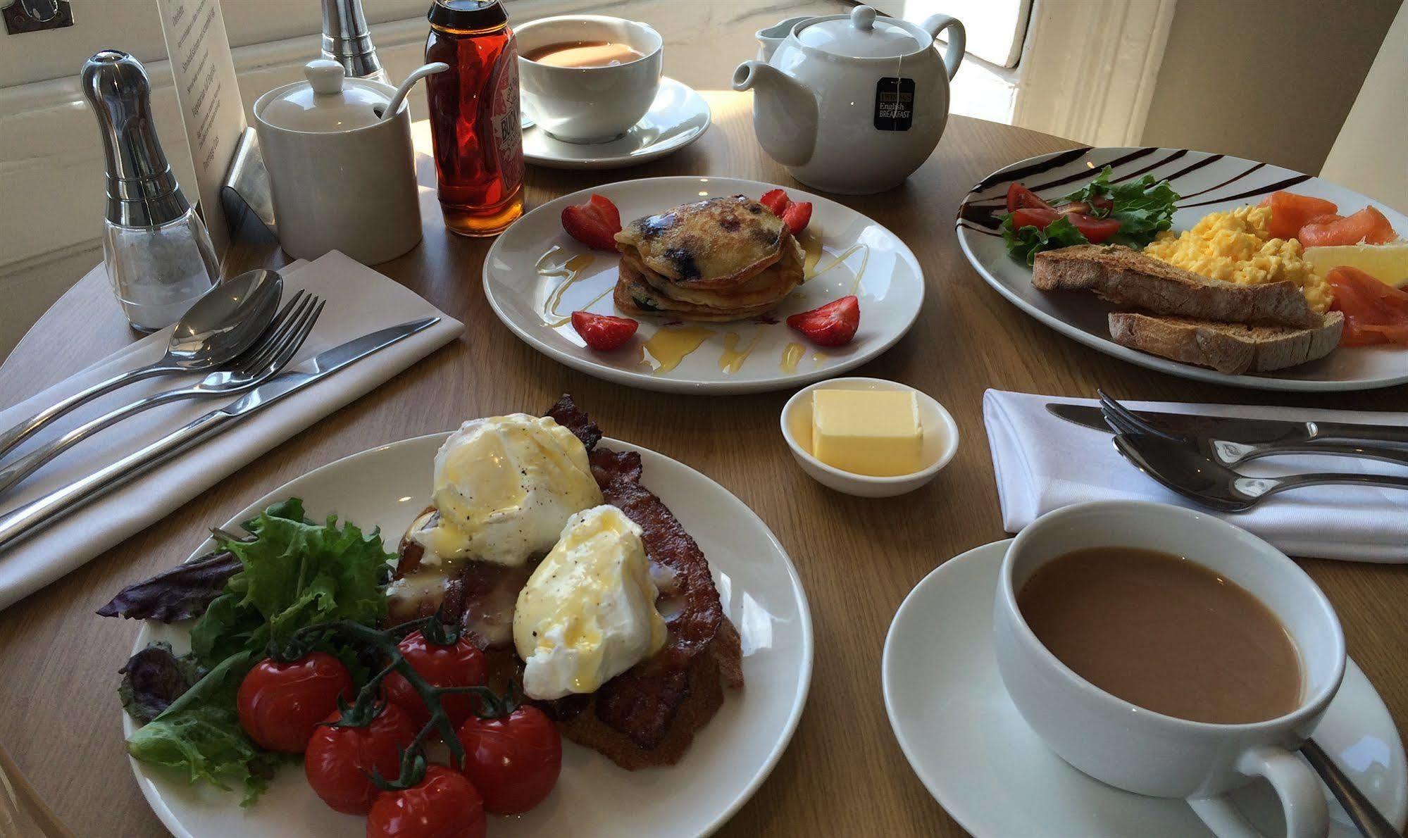 어 룸 위드 어 뷰 호텔 브라이턴 외부 사진 Breakfast at the hotel